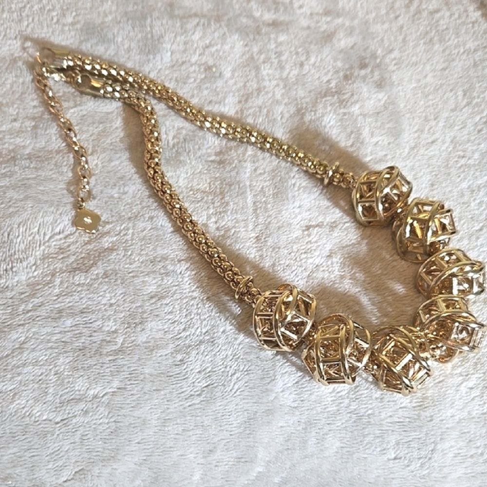 #251 Elegant Gold Tone Statement Necklace - Picture 3 of 3